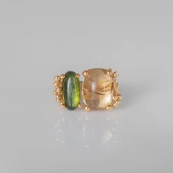 OLE LYNGGAARD COPENHAGEN – BoHo – Ring Dobbel – 18k gult gull med rutilkvarts, grønn turmalin og 0,04 ct diamanter