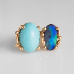 OLE LYNGGAARD COPENHAGEN – BoHo – Ring Dobbel – 18k gult gull med turkis, mørk opal og 0,05 ct diamanter