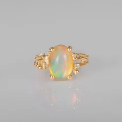 OLE LYNGGAARD COPENHAGEN – BoHo – Ring Liten – 18k gult gull med opal og 0,02 ct diamanter
