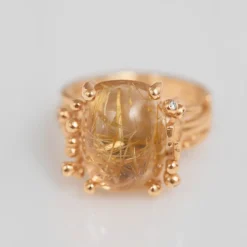 OLE LYNGGAARD COPENHAGEN – BoHo – Ring Medium – 18k gult gull med rutilkvarts og 0,04 ct diamanter