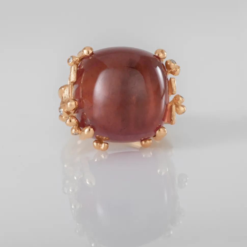 OLE LYNGGAARD COPENHAGEN – BoHo – Ring Stor – 18k gult gull med lys cerise turmalin og 0,06 ct diamanter