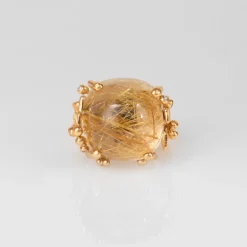 OLE LYNGGAARD COPENHAGEN – BoHo – Ring Stor – 18k gult gull med rutilkvarts og 0,06 ct diamanter