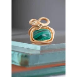 OLE LYNGGAARD COPENHAGEN – Snakes ring i gult gull med malakitt og 0,04 ct diamanter