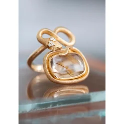 OLE LYNGGAARD COPENHAGEN – Snakes ring i gult gull med rutilkvarts og 0,04 ct diamanter