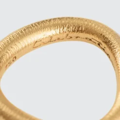 OLE LYNGGAARD COPENHAGEN – Celebration ring i 18k teksturert gult gull