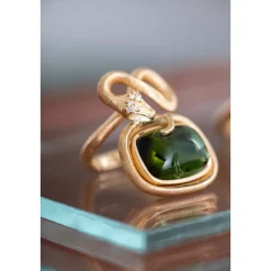 OLE LYNGGAARD COPENHAGEN – Snakes ring i gult gull med turmaline og 0,04 ct diamanter