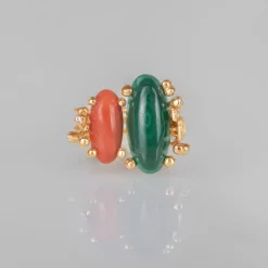 OLE LYNGGAARD COPENHAGEN – BoHo – Ring Dobbel – 18k gult gull med malakitt, korall og 0,04 ct diamanter