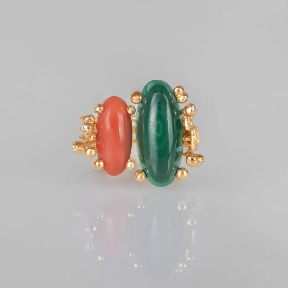 OLE LYNGGAARD COPENHAGEN – BoHo – Ring Dobbel – 18k gult gull med malakitt, korall og 0,04 ct diamanter