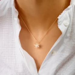 OLE LYNGGAARD COPENHAGEN – Funky Stars halssmykke i 18k gult gull med 0,21ct diamanter