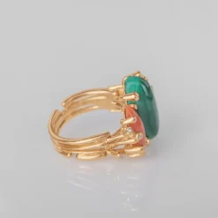 OLE LYNGGAARD COPENHAGEN – BoHo – Ring Dobbel – 18k gult gull med malakitt, korall og 0,04 ct diamanter