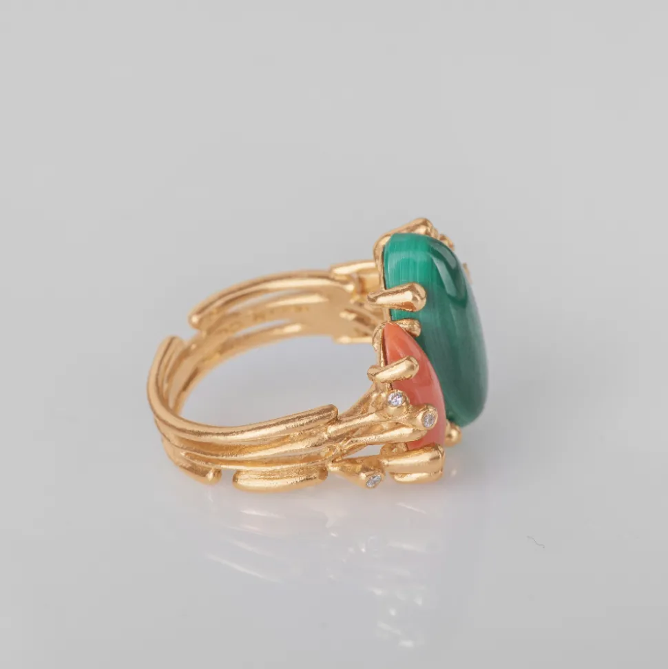 OLE LYNGGAARD COPENHAGEN – BoHo – Ring Dobbel – 18k gult gull med malakitt, korall og 0,04 ct diamanter