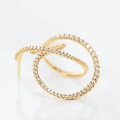 OLE LYNGGAARD COPENHAGEN – Twisted Love Bands ørepynt i 18k gult gull med brillianter – Selges enkeltvis