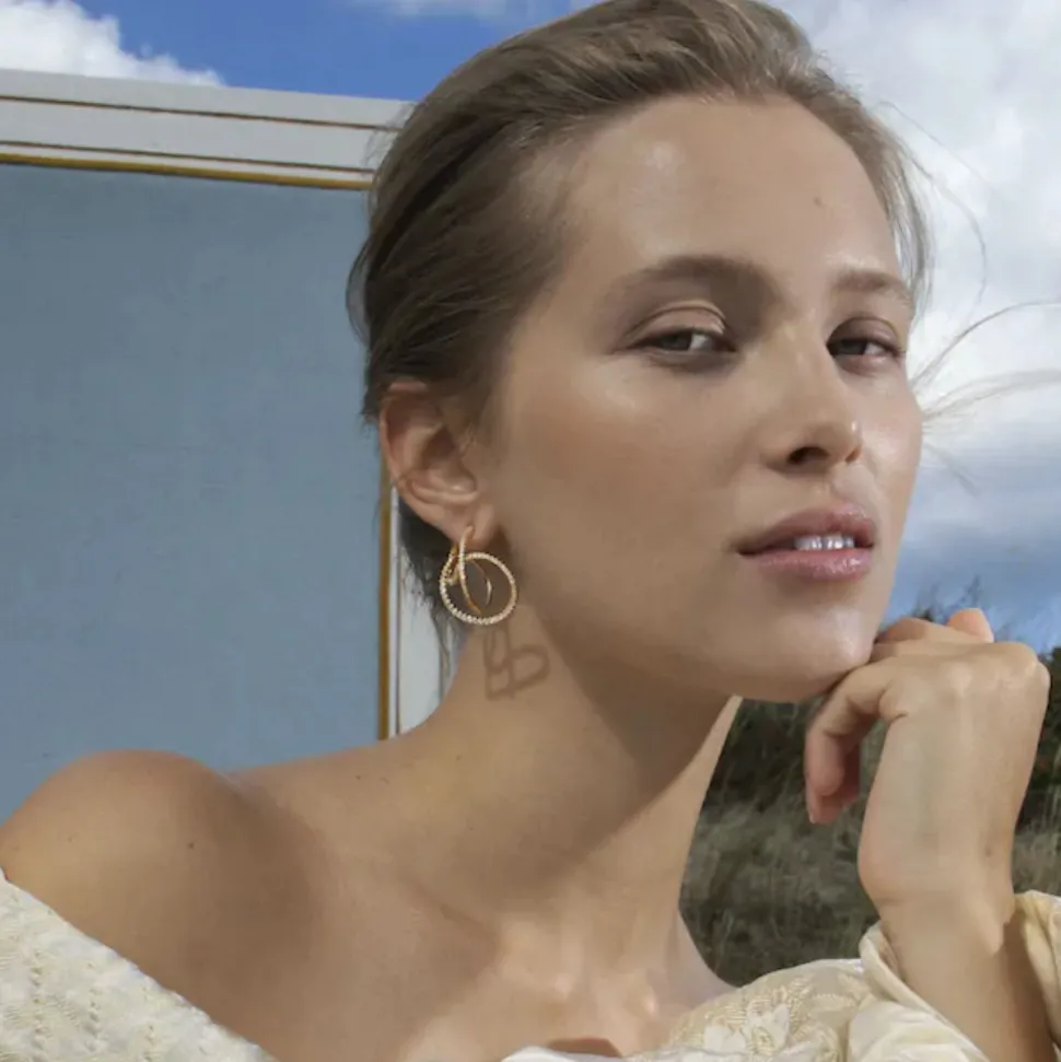 OLE LYNGGAARD COPENHAGEN – Twisted Love Bands ørepynt i 18k gult gull med brillianter – Selges som par