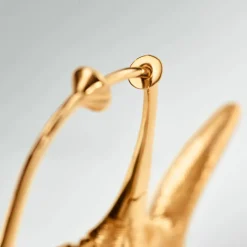 OLE LYNGGAARD COPENHAGEN – Young Fish ørepynt i 18k gult gull – Store