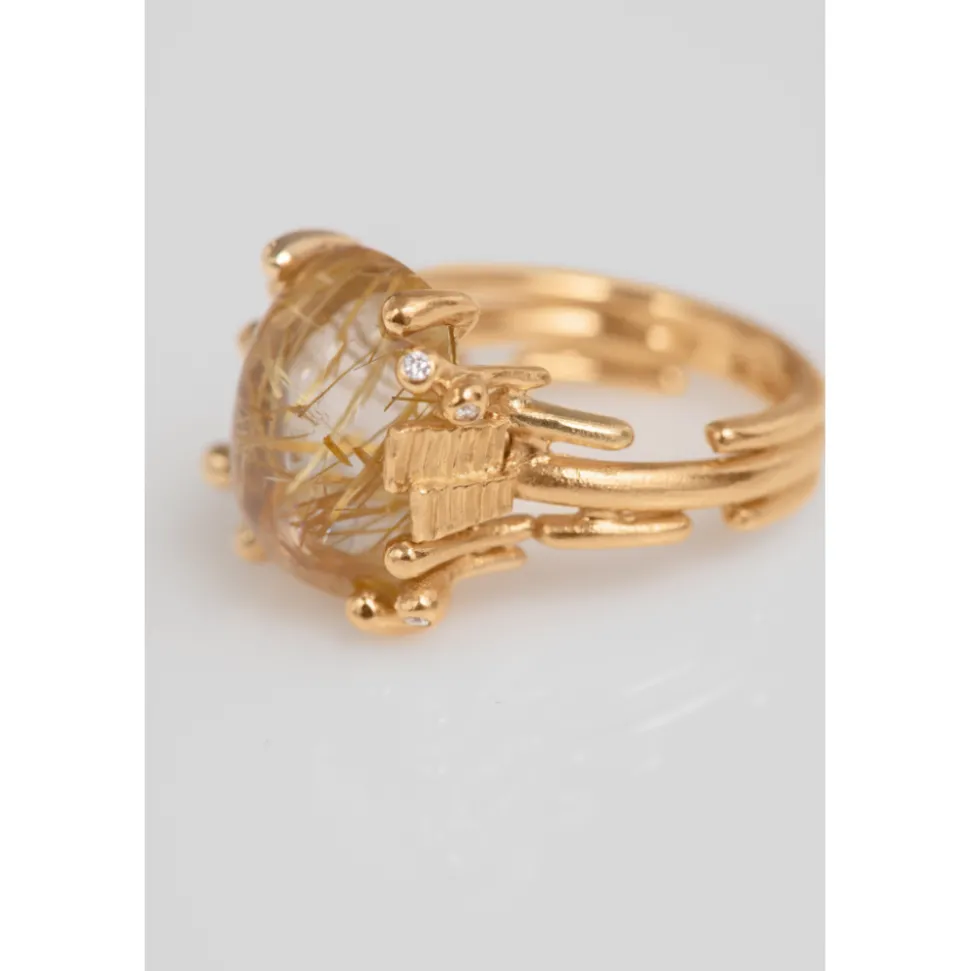OLE LYNGGAARD COPENHAGEN – BoHo – Ring Medium – 18k gult gull med rutilkvarts og 0,04 ct diamanter