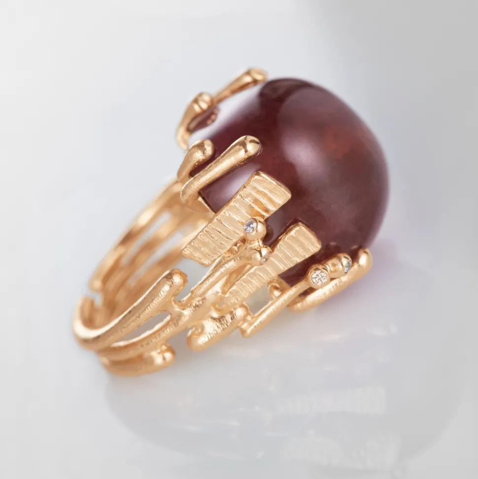 OLE LYNGGAARD COPENHAGEN – BoHo – Ring Stor – 18k gult gull med lys cerise turmalin og 0,06 ct diamanter