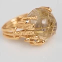OLE LYNGGAARD COPENHAGEN – BoHo – Ring Stor – 18k gult gull med rutilkvarts og 0,06 ct diamanter