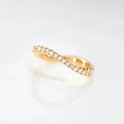 OLE LYNGGAARD COPENHAGEN – Love Band ring i gult gull med 0,90ct TW/VS diamanter