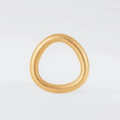 OLE LYNGGAARD COPENHAGEN – Celebration ring i 18k teksturert gult gull
