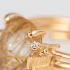 OLE LYNGGAARD COPENHAGEN – BoHo – Ring Medium – 18k gult gull med rutilkvarts og 0,04 ct diamanter