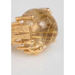 OLE LYNGGAARD COPENHAGEN – BoHo – Ring Stor – 18k gult gull med rutilkvarts og 0,06 ct diamanter