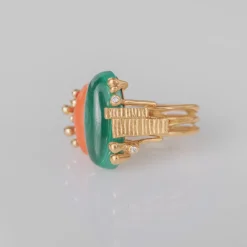 OLE LYNGGAARD COPENHAGEN – BoHo – Ring Dobbel – 18k gult gull med malakitt, korall og 0,04 ct diamanter