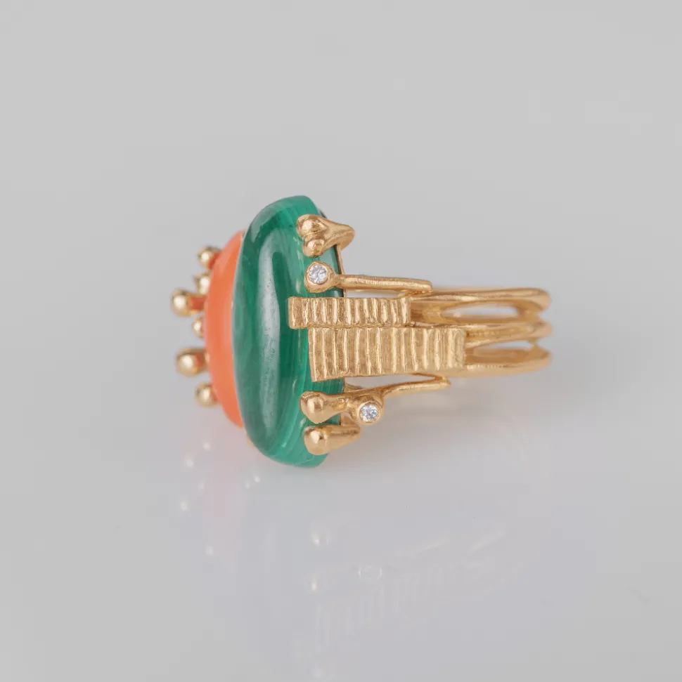 OLE LYNGGAARD COPENHAGEN – BoHo – Ring Dobbel – 18k gult gull med malakitt, korall og 0,04 ct diamanter