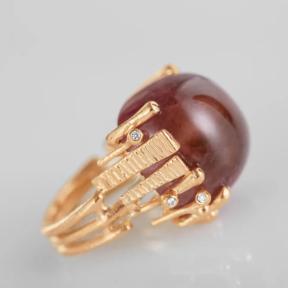 OLE LYNGGAARD COPENHAGEN – BoHo – Ring Stor – 18k gult gull med lys cerise turmalin og 0,06 ct diamanter
