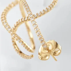 OLE LYNGGAARD COPENHAGEN – Twisted Love Bands ørepynt i 18k gult gull med brillianter – Selges enkeltvis