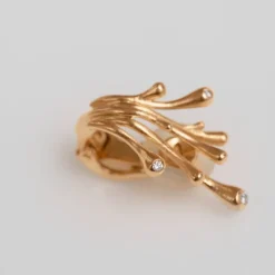 OLE LYNGGAARD COPENHAGEN – BoHo – Earclip liten i 18k gult gull med diamanter