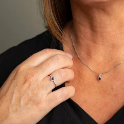 PAN – Ring i hvitt gull med safir og diamanter