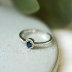 PAN – Ring i hvitt gull med safir og diamanter