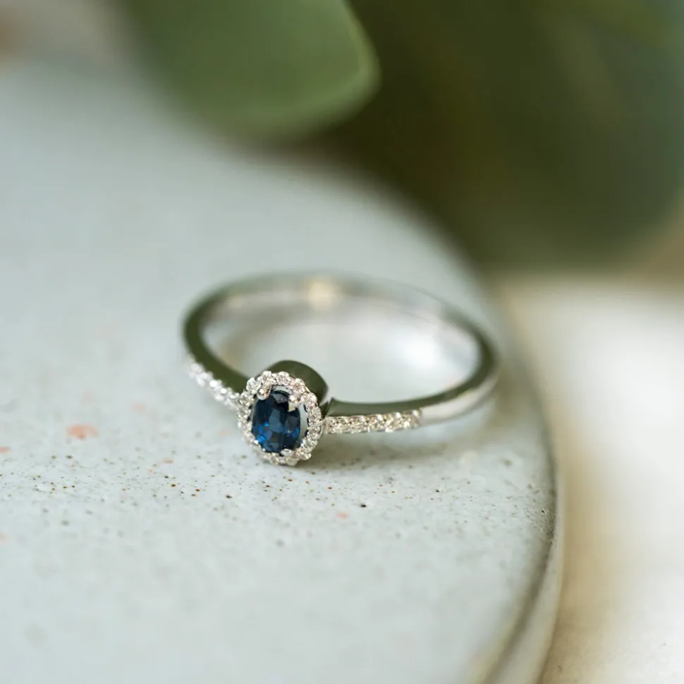 PAN – Ring i hvitt gull med safir og diamanter