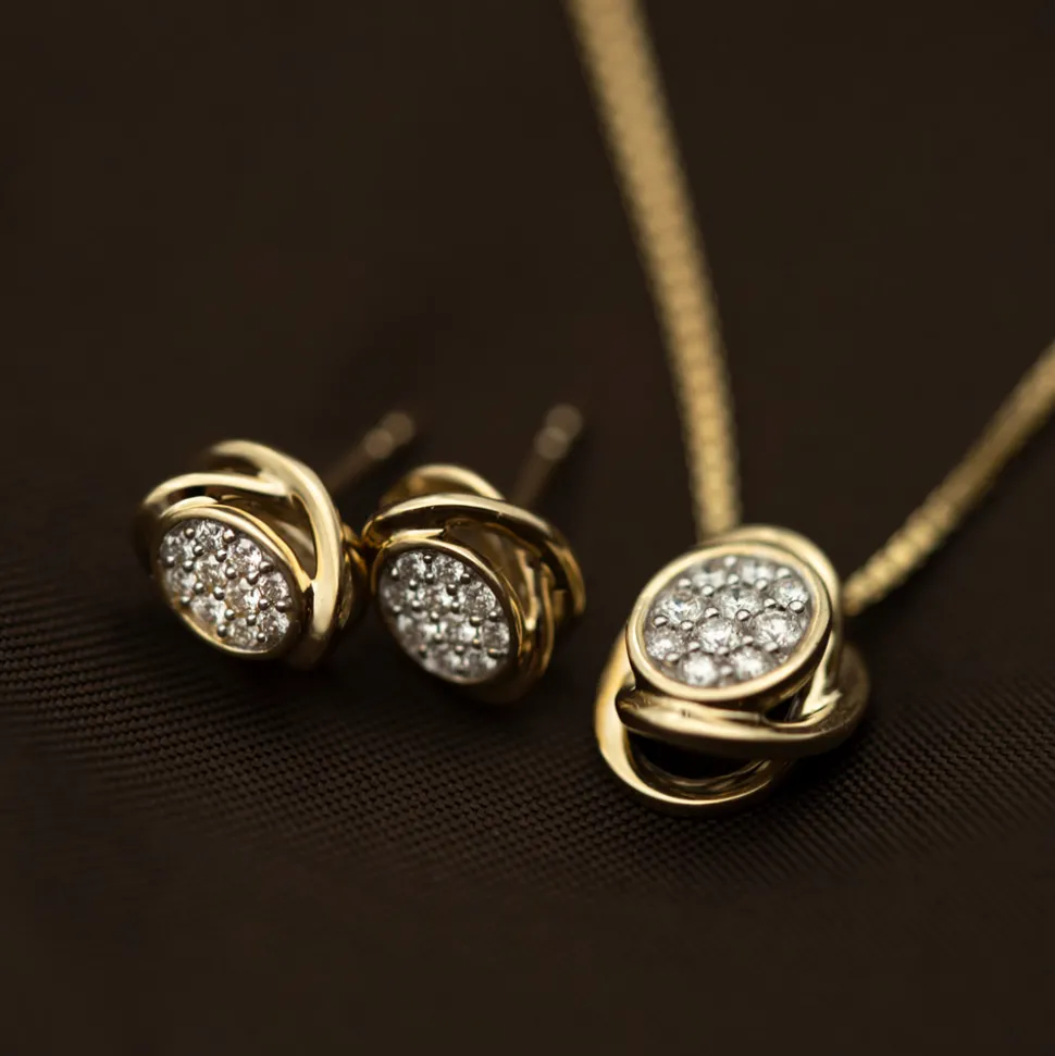 Pan Jewellery – Ørepynt I Gult Gull Med Diamanter