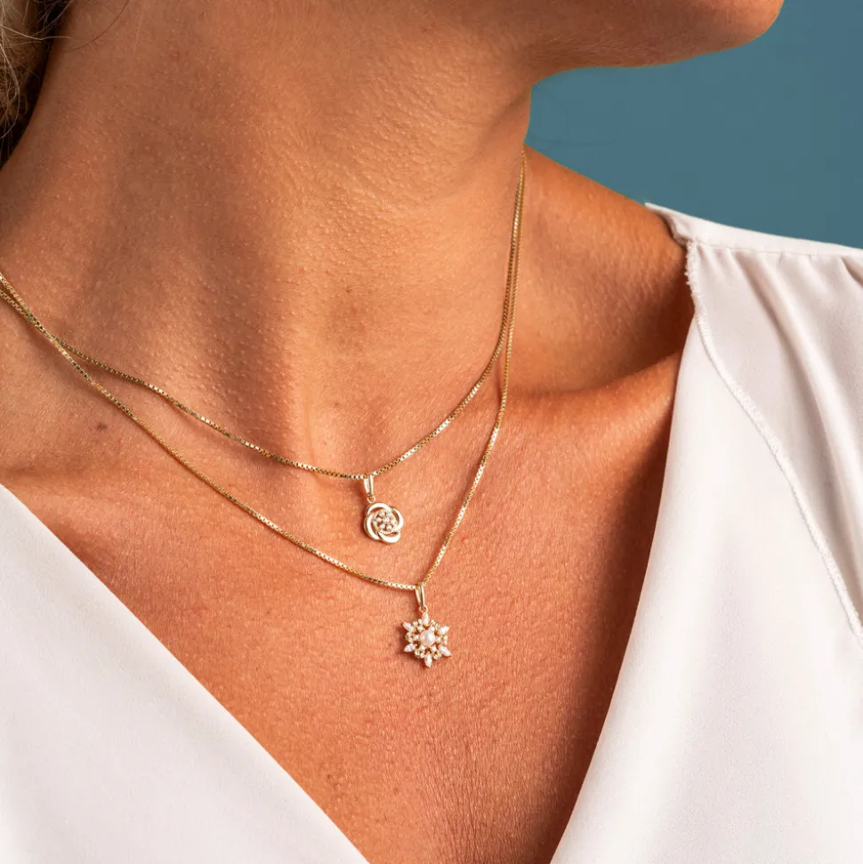 Pan Jewelry – Anheng i gult gull med hvit zirkonia og ferskvannsperle, julestjerne- NB: Kun anheng!