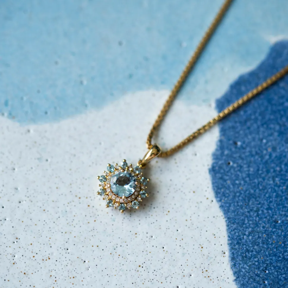 Pan Jewelry – Anheng i gult gull med aquamarin og diamanter