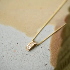 Pan Jewelry – Anheng i gult gull med zirkonia