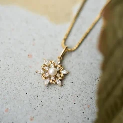 Pan Jewelry – Anheng i gult gull med hvit zirkonia og ferskvannsperle, julestjerne- NB: Kun anheng!