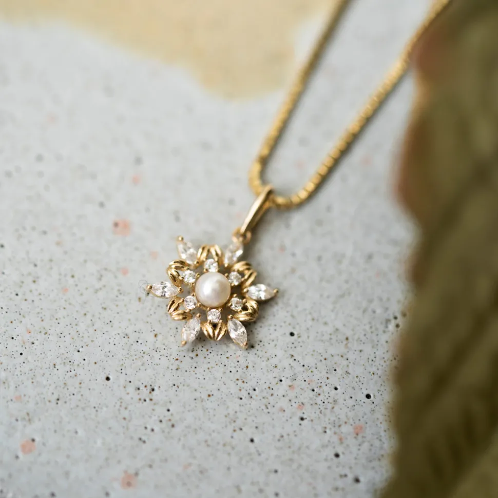 Pan Jewelry – Anheng i gult gull med hvit zirkonia og ferskvannsperle, julestjerne- NB: Kun anheng!