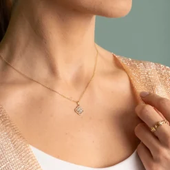 Pan Jewelry – Halssmykke i gult gull med zirkonia – Blomst