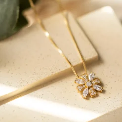 Pan Jewelry – Halssmykke i forgylt sølv med zirkonia, blomst