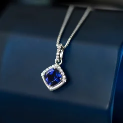Pan Jewelry – Halssmykke i sølv med blå zirkonia