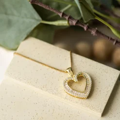 Pan Jewelry – Hjerte halssmykke i forgyldt sølv med zirkonia