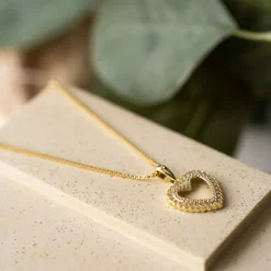Pan Jewelry – Hjerte halssmykke i forgyldt sølv med zirkonia