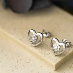 PAN Jewelry – Hjerte ørepynt i sølv med zirkonia