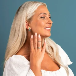 Pan Jewelry – Ørepynt i forgyldt sølv med grønn zirkonia, blomst