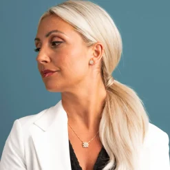 Pan Jewelry – Ørepynt i forgyldt sølv med zirkonia, blomst