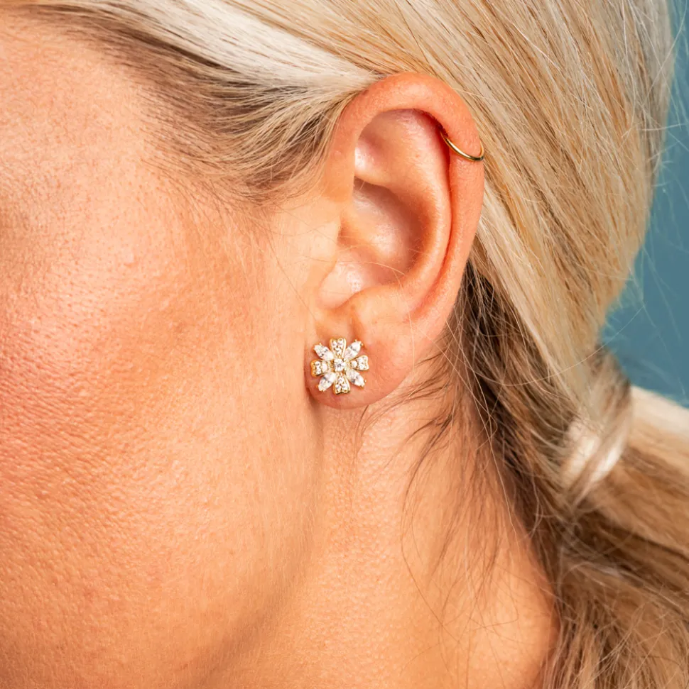 Pan Jewelry – Ørepynt i forgyldt sølv med zirkonia, blomst