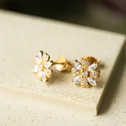Pan Jewelry – Ørepynt i forgyldt sølv med zirkonia, blomst