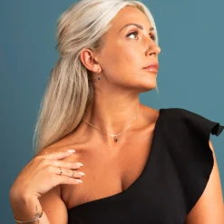 Pan Jewelry – Ørepynt i gult gull med blå zirkonia